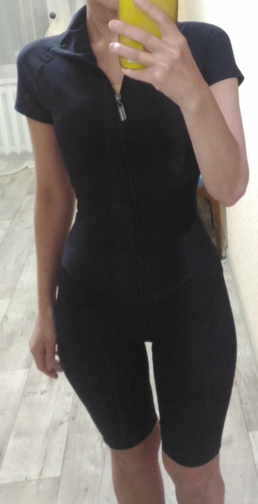 Отличный комбинезон, смотрится интересно, на ог82 от64 и об94-95 S прям хорошо, у меня животика нет, поэтому просто облегает по фигуре. Молния слегка волнит, но не критично.