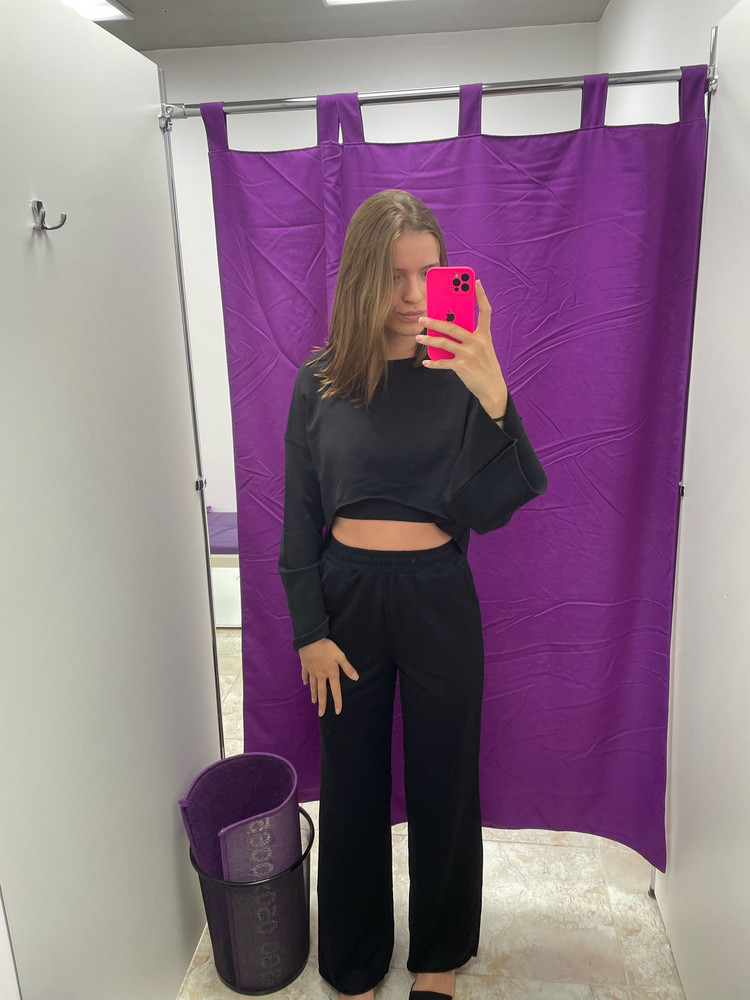 Костюм отличный! Ткань приятная к телу, пошив качественный. Брюки не укорачивают ноги, что неожиданно для такого фасона. Спасибо производителю❤️