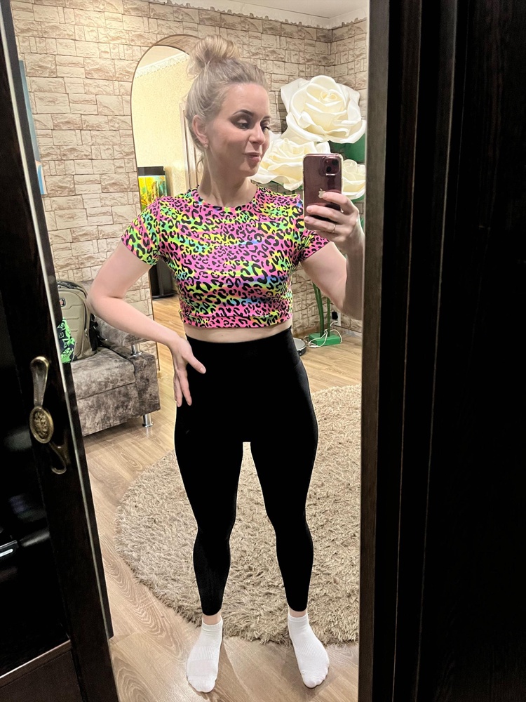 Отличный вариант для спортзала. Прилегая к телу , не сковывает движения, приятно телу как вторая кожа)) , на свои параметры рост 160 , от 73 об 94 Размер «М» то что нужно. 