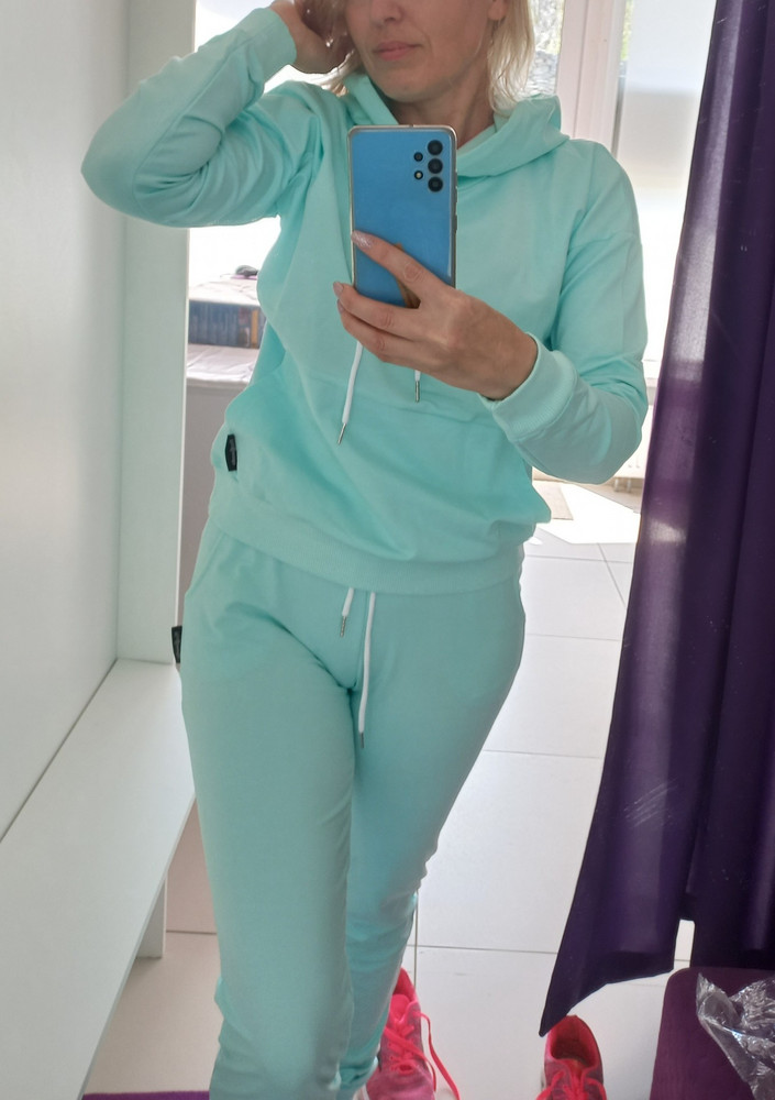 Мой рост 154..мне, конечно, штаны длинноваты..со сборочкой..но он такой красивый, цвет мятный очень радует..и s ка оказалась не маленькой..у меня между м и s как то...сидит хорошо.
За 1218 классный костюмчик.