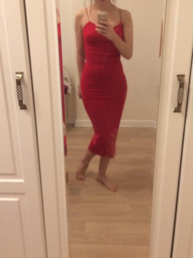 Платье офигенное, все как в описании. Ткань плотная. Переживала, что будет короткое, но нет. На рост 169 идеально сел 42 (s)размер. Закажу других цветов ещё. Должно быть в гардеробе любой модницы. Носить лучше без белья! 😜