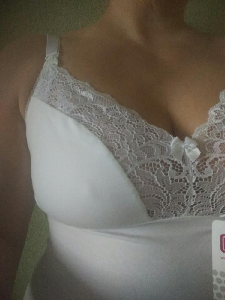 Майка мне понравилась. Конечно ничего не утягивает и грудь не держит. На маленькую грудь наверно будет хорошо. Можно под нее одеть бюстгальтер . Идёт размер в размер ,брала 48-50 ,мой ог-102 .