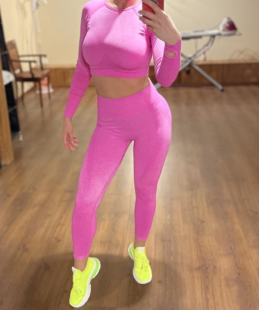 Отличные леггинсы. На размер 44 взяла М. Костюмом просто шикарно! Для спорта идеальный вариант. 👍 Взяла сразу розовый 💖 и зеленый💚 . Очень красивые цвета!!!