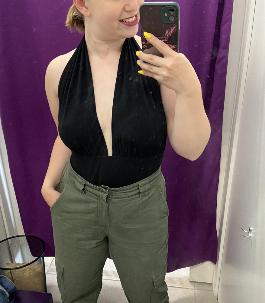 Боди хорошего качество, приятная ткань, но оказался великоват, по ширине и по длине, хотя выбирала по размерной сетке. В обычной жизни ношу 38, тут заказала 40. Отказ, перезакажу поменьше