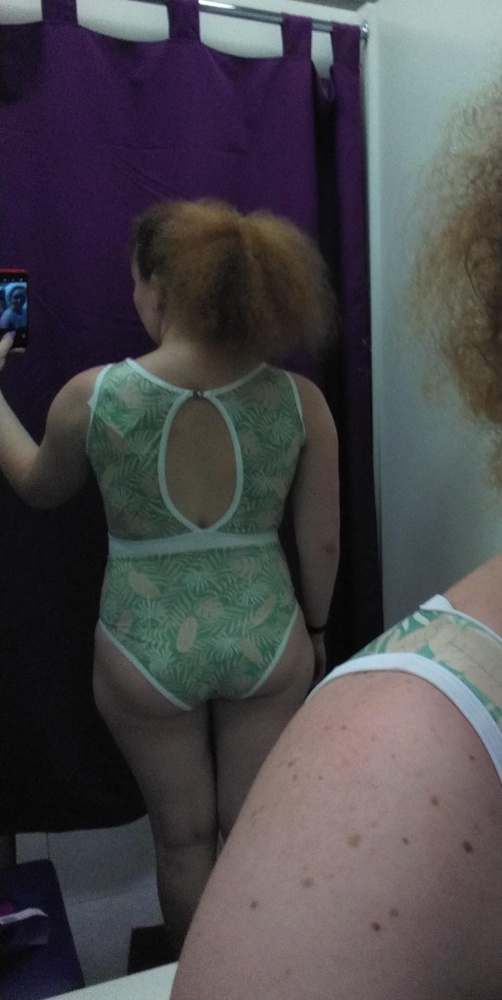 Купальник просто бомба! Точно на пляже будете звездой, даже с лишними кг. Мои размеры 93-83-103 рост 156см и живот больше талии на 10 см, те где-то 90-92, размер 46й. Брала в горошек 46й и светло-зелёный 44й. С такими не идеальными размерами  купальник сидит отлично, хорошо подтягивает животик. Но на мой рост 46й размер на спине топорщится, а 44й  на спине хорошо, но сильно пережимает все спереди. То есть с ростом от 163,наверно, 100% берите свой размер. У кого животик не такой большой, то с такой же, как у меня рост, можно взять на размер меньше, сядет шикарно. По груди - у меня 2ка, все хорошо. Кого смущает, что видно часть груди - смотрится очень красиво, можно чашки подвинуть, и вся грудь там спрячется. Берите, не пожалеете. Мне из-за роста пришлось отказаться, к сожалению.