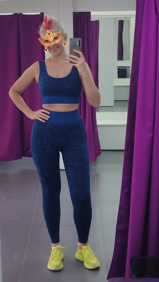 Очень нравятся ! Красивый, яркий интересный принт. На рост 174 длина нормальная, тайтсы отлично утягивают. Плотность нормальная, не светится!!! Есть чашка в топе, хорошо держит форму груди. Рекомендую.