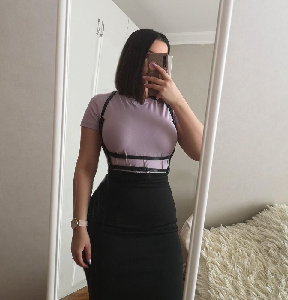 Выглядит классно, подходит к блузке, платью и даже футболке, мне понравилось