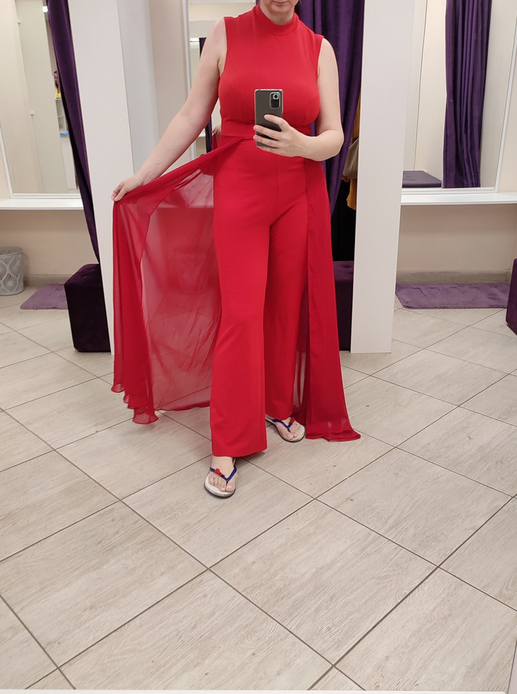 Заказывала в 2-х цветах черный и красный, и по 2 размера 48 и 50, для сравнения. Комбез не плохой, сшит хорошо, но это полностью синтетика, я постояла в нем минут 5-10 и была уже вся мокрая... Исходя из этого можно понять, что в нем невозможно будет долго проходить... Я отказалась, но может кому-то это не помеха...