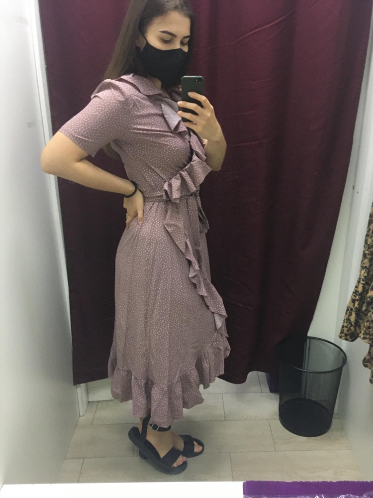 Ткань на ощупь очень приятная, строчки ровные, в руках не тесно, сетке соответствует. Но не понимаю насколько хорошо или наоборот плохо сидит. Мне оно кажется слишком взрослым в 24 😁, скорее всего верну. (90/71/110, рост 168 см) 