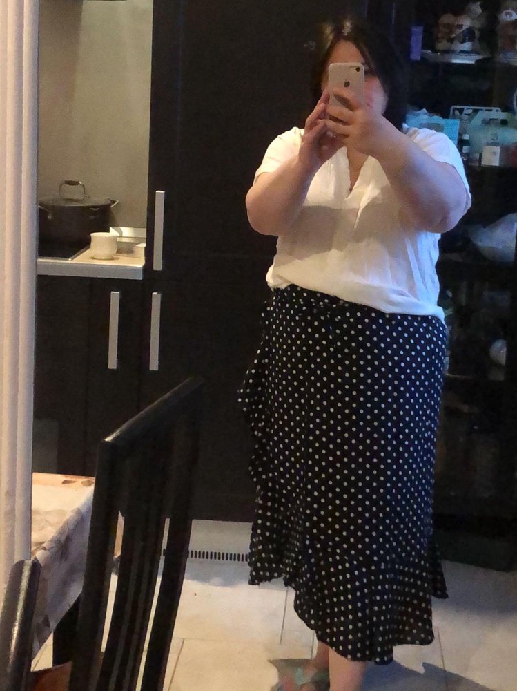 Юбка хорошая , на жару только мне не подошла . Оставила в подарок 