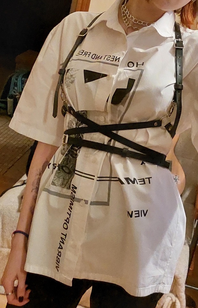 Выполнена в хорошем качестве, пришла буквально за день, очень понравилась удобством в ношении. Если у Вас тонкая талия, придётся делать дополнительную дырку в поясе, но в целом всё отлично село, красиво подчёркивает фигуру. 
Продавцу спасибо за качественный товар!!!