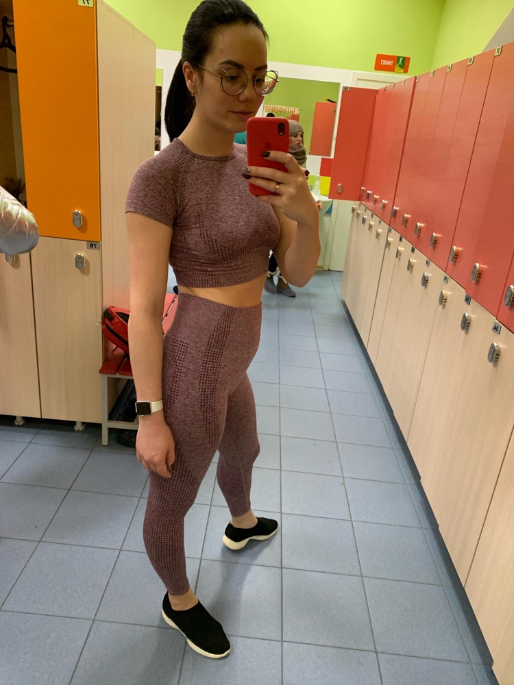 Качество отличное, плотный, не просвечивает, мой размер 44, заказала 46 сел как надо👍