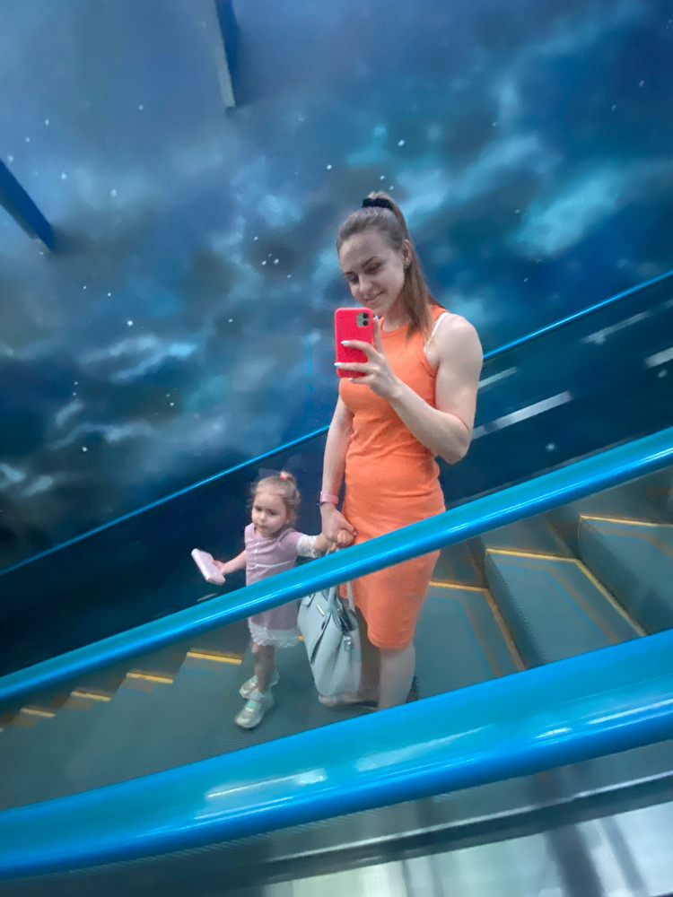 Отличное платье, ткань не теряет форму, не растягивается, после стирки не садится. При росте 164 см, длина до колен. В жизни цвет капельку темнее. Переживала, что в попе будет свободно ( ОБ 87 см), но сидит хорошо, в облегашку.