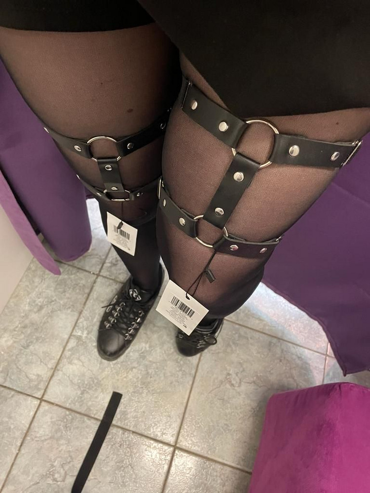 Качественная портупея, смотрится бомба,   резиночки регулируются, кто-то писал про малый размер, сначала испугалась, но на бедро 59 села отлично, на больший объём налезет, но думаю будет пережимать. Рекомендую, смело можно брать👍