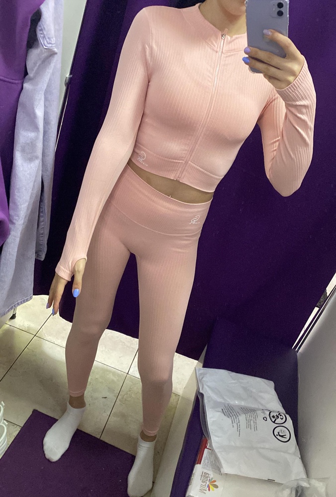 Отличный костюм утягивает ,но не давит ,ткань супер ,швы ровные ,цена качество огонь 🔥 размер М , огромный плюс что это тройка очень удобно ,ещё порадовал пакет в котором пришёл , прикольно что каждая вещь отдельно сложена аккуратно ☺️