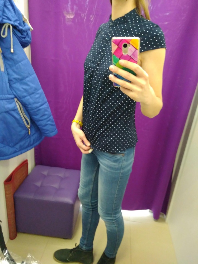 На грудь попышнее моей.
Не понравились широкие проймы и конструкция рукава. При подъёме рук задирается рубашка. Не комфортно.
Качество хорошее, швы ровные.