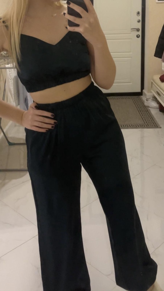 Очень качественный пижамный костюмчик! Приятная к телу ткань. Не электризуется. Цвет насыщенный, изумрудный, но при плохом освещении может показаться почти чёрным (как на фото). При этом пижамка не линяет во время стирки, не пачкает другие вещи, что очень важно. Хорошо складывается — будет удобно брать с собой в поездки, так как не займёт много места в чемодане. На рост 158 и параметры 82-63-100 взяла размер S. Все подошло и село очень хорошо. Однозначно — теперь самая любая пижама 😍 Заказала ещё одну такую другого цвета! 