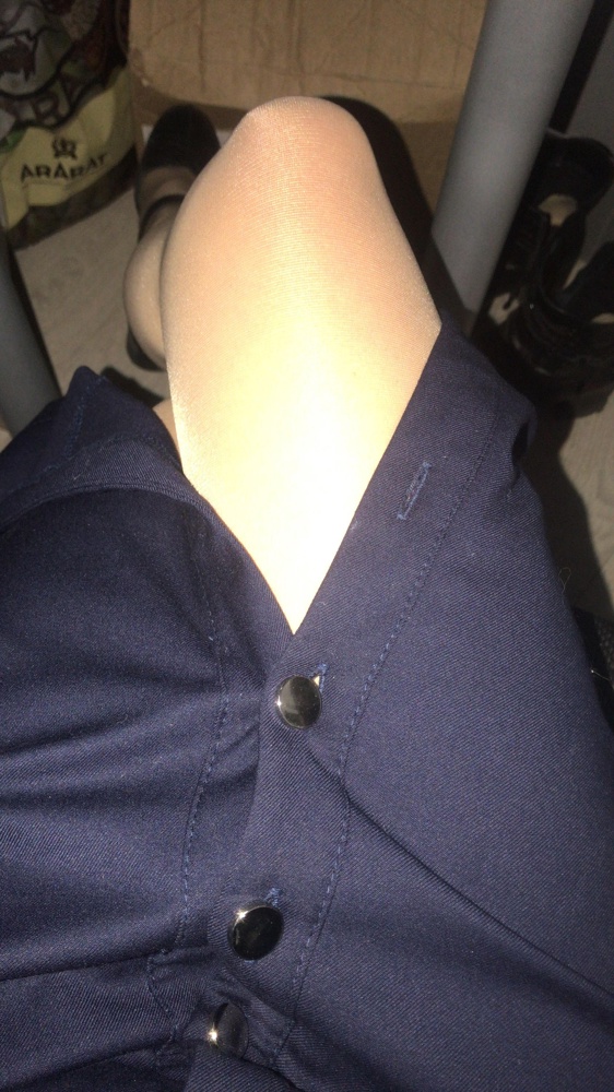 Платье супер! Отлично село. На рост 159 и вес 48 идеально. Но огромный минус. Ребята, у вас пуговицы делали из лезвий? Рассказываю. Одела первый раз-в этот же день оторвалась 1 пуговица. Ну, думаю, ладно, бывает. Пришила. Сегодня отдела второй раз. Был очень важный и наполненный встречами день. До работы я доехала без верхней пуговицы. Уже показалось странно.Ну выкрутилась кое-как (на фото понятно, как именно). Но на этом пуговицопад не остановился. Домой я вернулась нараспашку до самого пуза. И того, за день 4 оторванные пуговицы, из них 2 собственноручно пришитые только сегодня. Неспроста, подумала я и изучила пуговицы. Оказалось, у них очень острые края и они просто режут нитки, на которых держатся! Это эпический косяк, ибо я теперь не знаю, на что приделать эти пуговицы?! На проволоку? Менять их на другие? Интересно, это у меня одной такая проблема? Само-то платье красивое и я не толстая, чтоб на мне платье трещало. Снимаю 2 звезды, тк платье теперь требует доработки и вложений. 