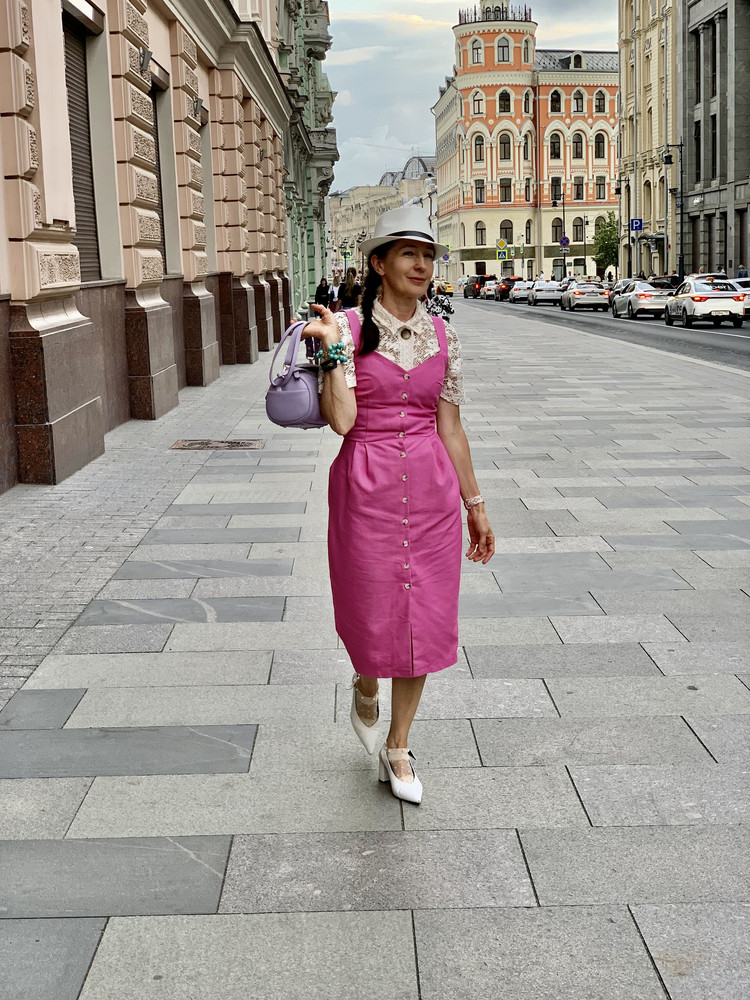 Мне сарафан очень понравился. Не понимаю плохие отзывы. На рос 42, подошёл 42 раз производителя. Мой рост 162 см Ношу с кружевными блузками и футболками. Сел по фигуре, цвет красивый, для такой цены просто находка. После 9-часового рабочего  дня остался в приличном состоянии . 
