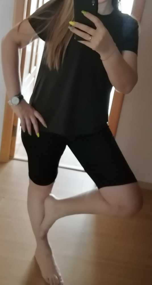 Очень понравились. Ниточки кое где торчали, но не критично. Надо было на рабмер меньше только брать мне. При стирке линяют (