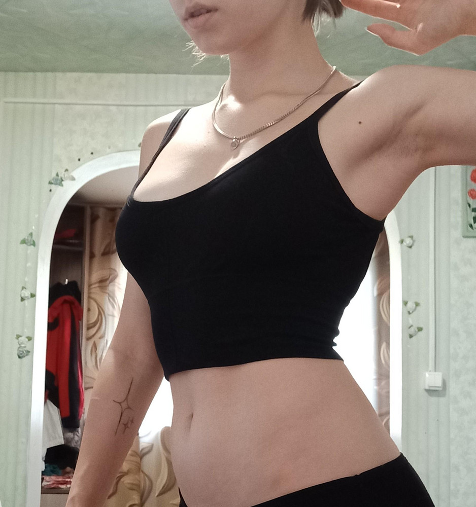 Пришло во время, все целое, чистое, на мой 44 размер (55кг, 165см, 83-63-94) взяла S-M, немноожко маловат, но как в обтяжку, я так и хотела, мне все нравится, сам по себе прикольный, на первой фотке с чашечками, но без них лучше, всем кискам пис