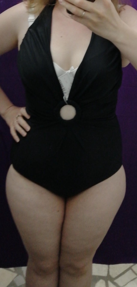 Скрывает все что нужно скрыть и подчёркивает то что нужно подчеркнуть, выделяет талию и скрывает животик, у кого маленькая грудь, увеличивает визуально.