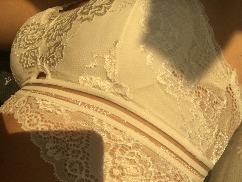 Комплект отлично сел по фигуре, ткань приятная к телу, мягкий и удобный. Нитки не торчат, швы ровные.