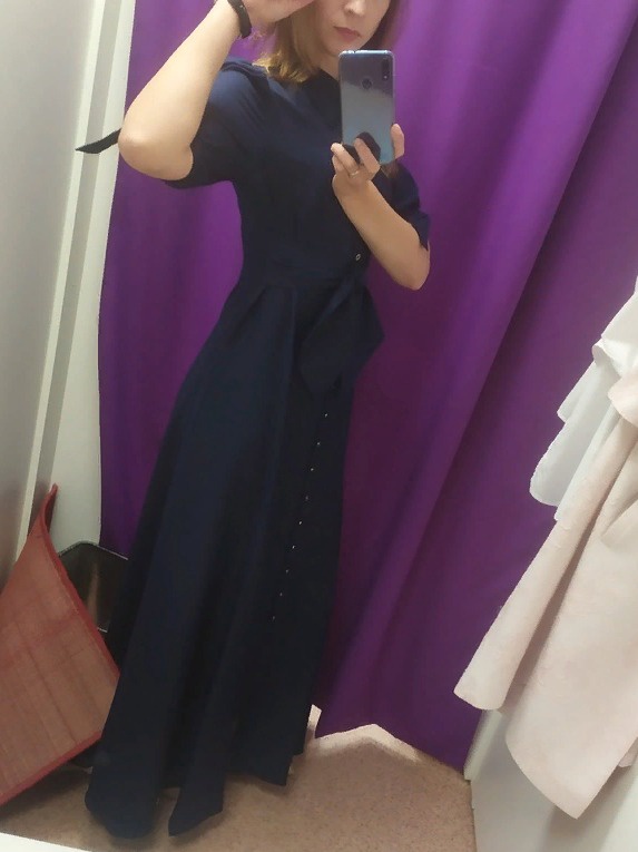 На рост 170 без каблука - платье на полу) Если грудь небольшая, можно брать на размер меньше. За счёт пояса легко регулируется размер в сторону уменьшения. Ткань тяжёлая.
Само платье очень понравилось.