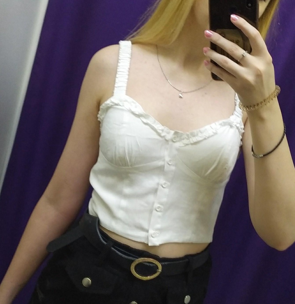 красивый и удобный топ) размер s, лямки хорошей длины, поэтому перешивать, конечно, не буду. Не ожидала, что так хорошо сядет, ибо сама ношу m. Рекомендую ~❀