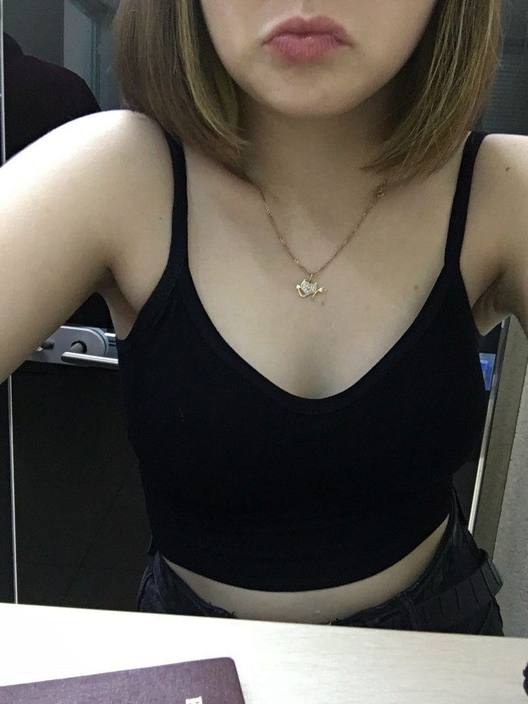 Топ очень удобный и аккуратный. Нитки нигде не торчат. Более ужасных фото у меня не получилось, уао 👺