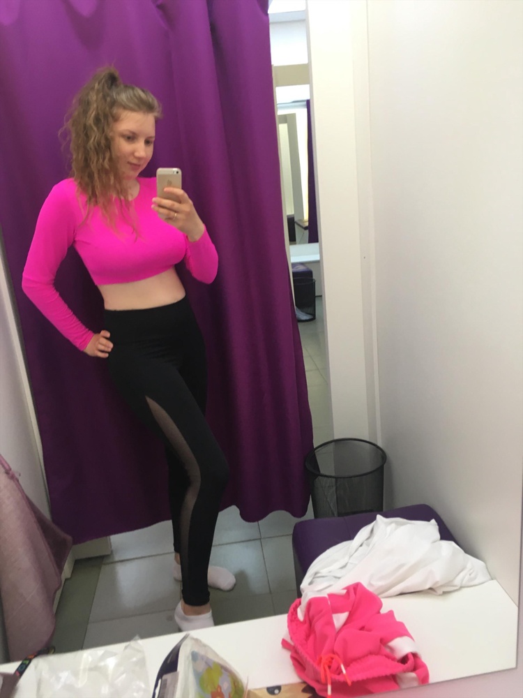 Хороший топ, ткань приятная. Но для меня чуть по длиннее бы, на 2 см😄 У кого грудь по меньше прям идеально!