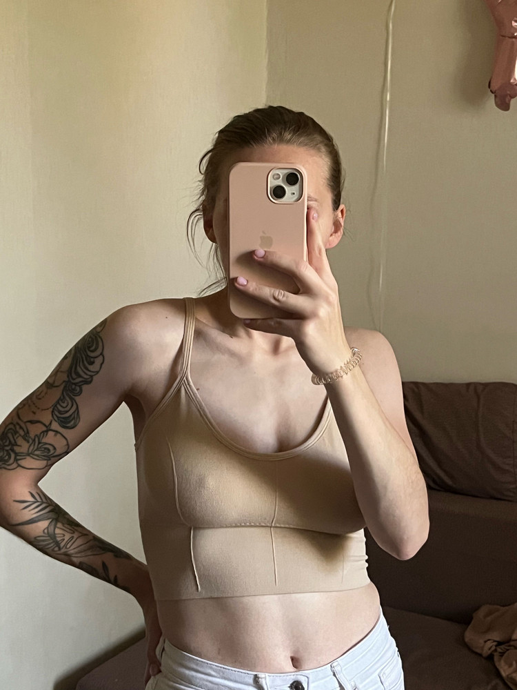 Раньше похожие топы брала на шейне, пока его не прикрыли. Сладкая цена, дороже бы не взяла, катышки после первой стирки. Но очень понравилось как сидит, даже мою грудь кормящей матери держит🤙🏻 а мягкие вкладыши огонь, ровные, без ямок, только за сутки носки стали заворачиваться, поэтому вытащила. Ношу дома и как лиф, однозначно возьму еще. Для улицы и спорта, конечно такое себе. Только пришел с затяжкой, видно на 3 фото, но ничего страшного