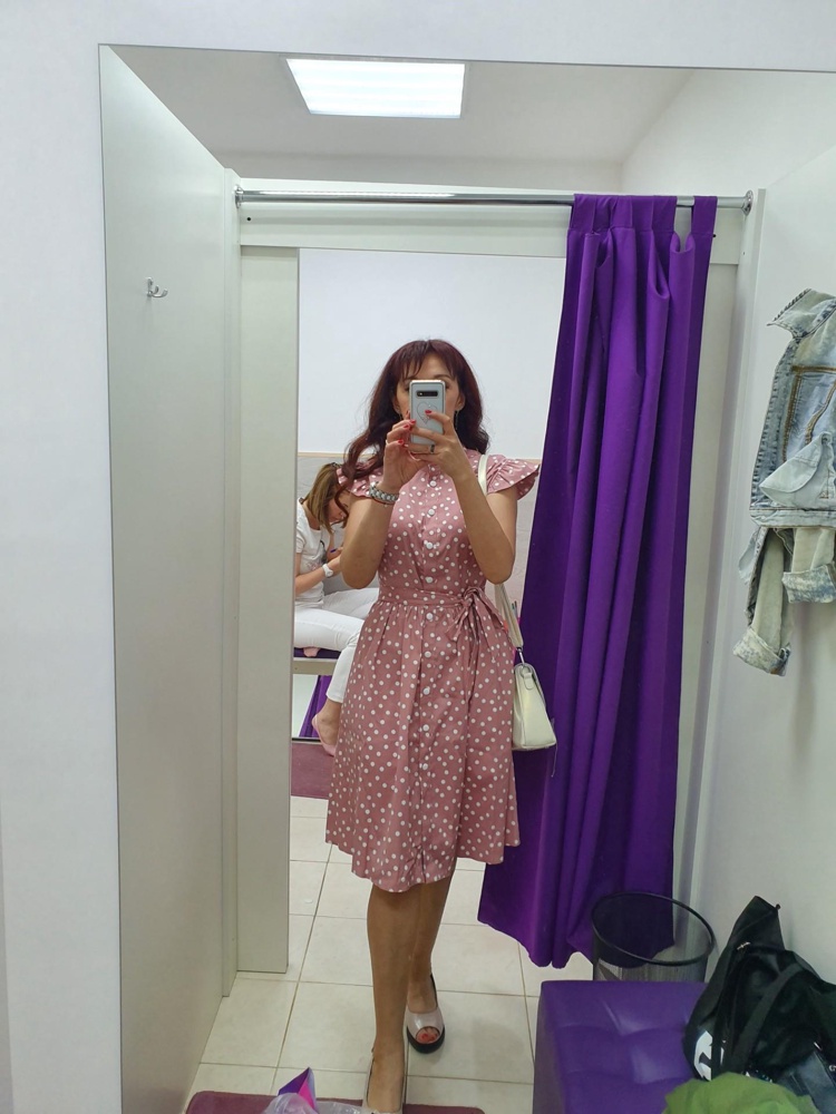 Мне понравилось платье, ткань плотная, смотрится очень мило. Длинна на рост 170 прикрывает колено. Качество хорошее.