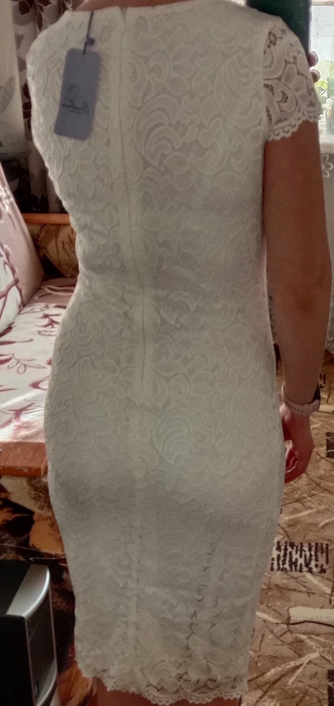 Платье не плохое, но имеет ряд недостатков. Подклад снизу сзади морщится, молния выпуклая по спинке. Прошло не того цвета, заказывала белого, пришло молочного. Буду возвращать. Ожидала лучшего.