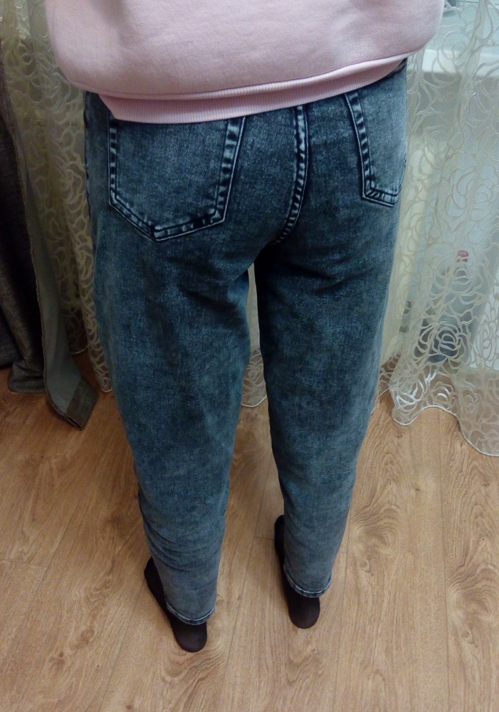 Отличные джинсы, в меру плотные, тянуться.  На 42 размер сели просто идеально