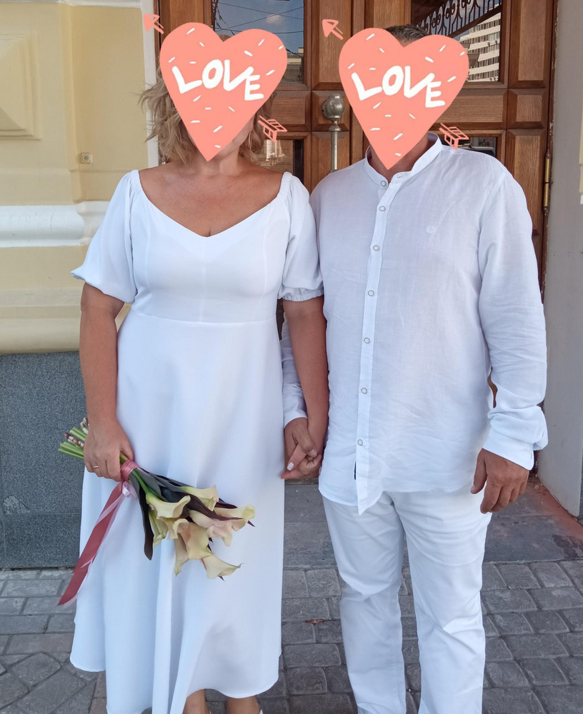 Отличное платье. Село очень хорошо, хотя я очень боялась, размер 52 рост 172 подошло идеально. Выглядит достойно, не мнется, хорошо отгладилось после стирки и при носке, не смотря на жару не помялось.
За свою цену великолепно. 
Пришло быстро, упаковка целая.