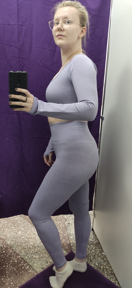 Купила этот костюм по рекомендации подруги, а она фигни не посоветует 😄
Действительно отличный бесшовный костюм! Очень приятный на ощуп мягкий. После кучи примерок разных костюмов со швами которые врезаются в промежность, этот прекраснее всем. Цвет, удобство, комфорт, любое цветное бельё не просвечивает 
Мне подошёл размер L.
Надеюсь как скину вес, куплю ещё один костюм, только уже размера М.