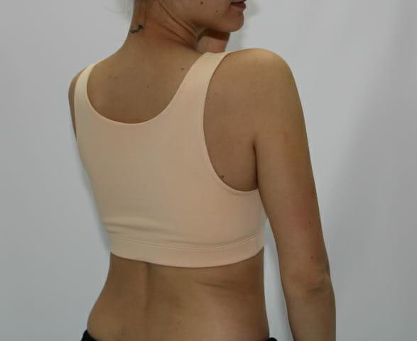 Очень радуют товары этого бренда. Качество на высоте. Размер соответствует. Резинка не давит, ткань мягкая, эластичная, хлопок. Топ двойной , швы потойные, строчки ровные. Удобный. Поддерживает грудь. Не смотрится нижним бельём.  Ранее куплены  трусишки и топ на брительках в том же цвете. Получился отличный наборчик. Советую. Заказала еще самый маленький размер для дочери- подростка и ещё в себе в чёрном и белом цвете.