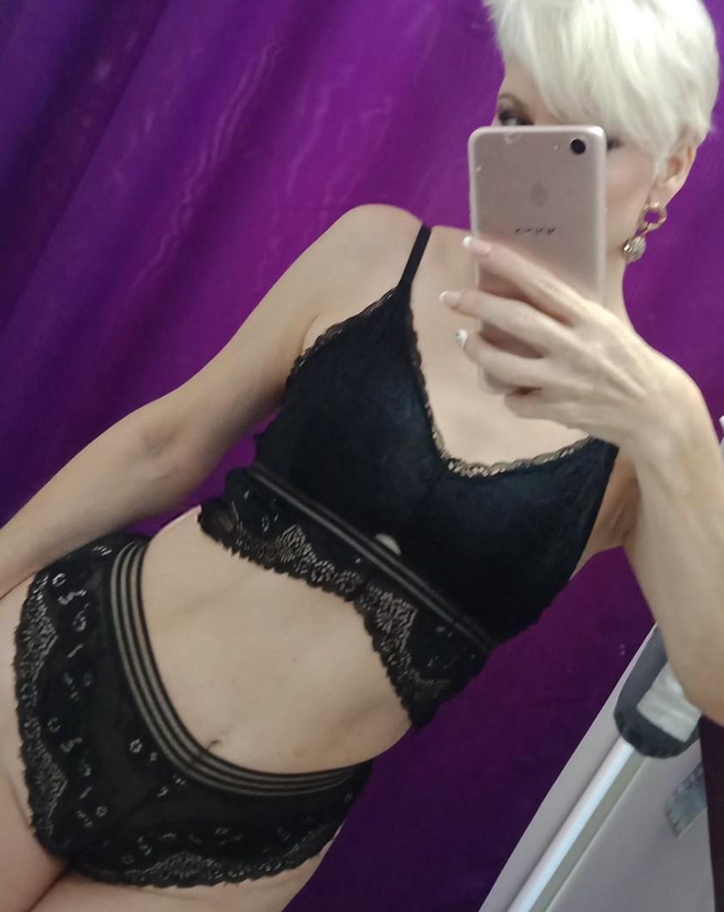 Комплект хороший. Идет в размер.  На 42 сел хорошо,  лиф даже свободно.  А трусики лучше б были стринги.  Эта модель не слишком удобная.Все равно оставила.  Трусики мягкие и лиф тоже, практически не ощущаются на теле. Да и цена хорошая.