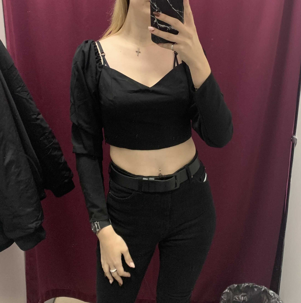 Не буду снижать оценку товару из-за 🐷 покупателей. В чем измазан топ - непонятно (причём это с изнанки в области груди, даже не подмышкой). Можно носить и со спущенным плечом, и полностью надеть на плечи. Мне не подошёл по фасону + коротковат (носить планировала не с этими брюками, если что), оформила возврат. Ткань приятная, но на ней будут видны все прилипшие шебурушки) В целом очень красивая вещь, советую в покупке!