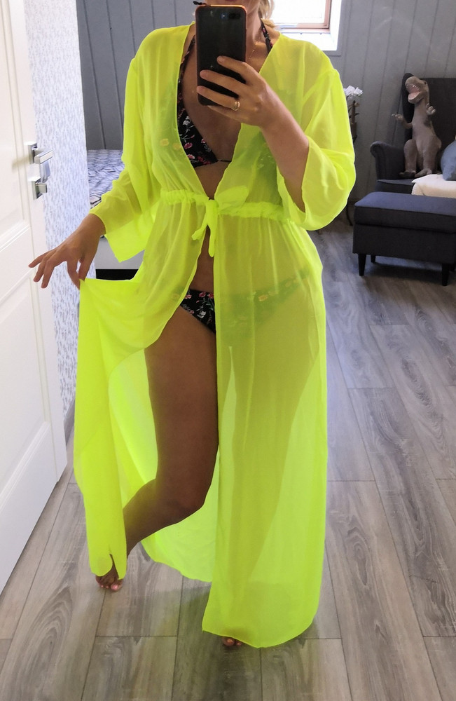 Очень милая накидка за свои деньги. Прекрасно подойдёт для поездки на юг. Ткань тоненькая, лёгкая, сшито нормально, но понятно, что это не премиум класс. Наверное, могла бы стоить дешевле. Доставка очень быстрая, спасибо большое даже не ожидала такой оперативности, очень приятно.