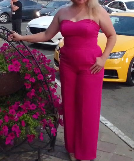 Здравствуйте.Комбинезон просто суперр.Давно о таком мечтала.Благодаря расширенной размерной сетке у меня появилась возможность иметь эту вещь в гардеробе.Спасибо производителю.Я смотрю отзывов с фото в 52 размере мало ,пусть будет и мое фото.В груди надо сказать большеват ,одела с бюстгалтером и получилось не плохо.