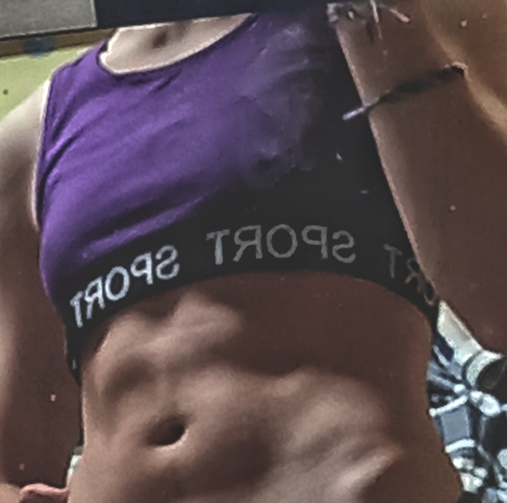 хороший топик,по размеру почти идеальный,но немного большеват .
размер s рост 170 , если важно.
