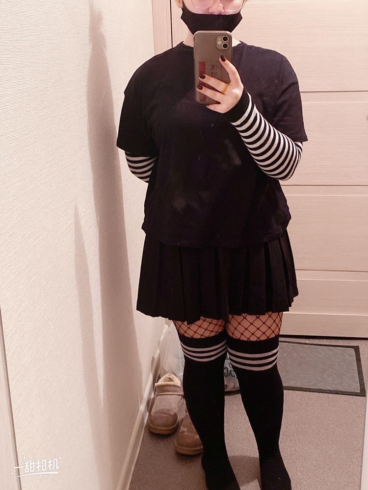 Да я маленькая, не надо из-за этого на меня злиться, мама разрешила)) 