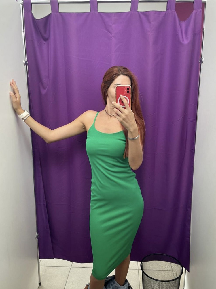 Классное платье, скользкое на ощуп, лямки не впиваются в плечи, размер s взяла, так как xs не было, немного свободно в талии, не критично, ог88, об 89, тянется, можно и с большими объемами брать, без лифчика тоже можно, двойная ткань на груди, не просвечивает