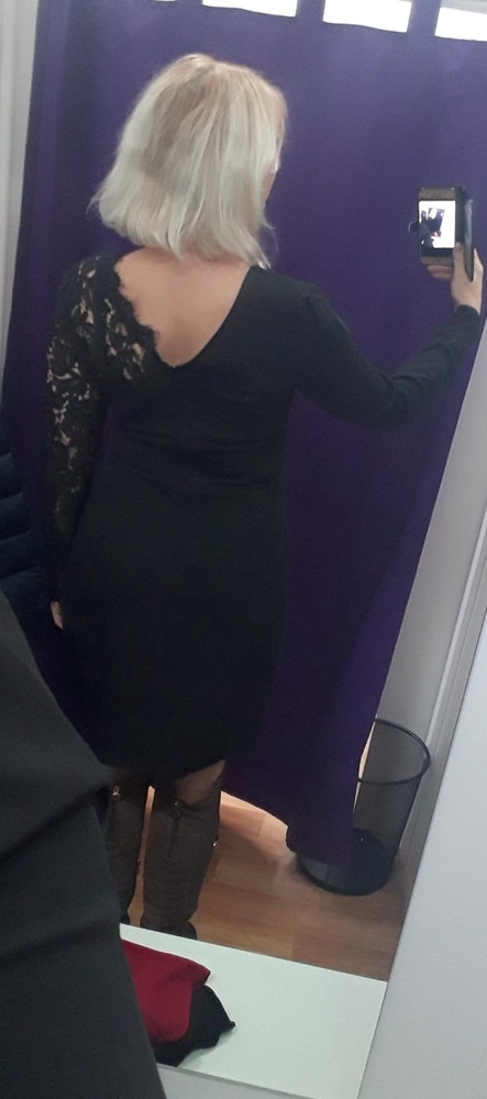 Большемерит в груди на размер точно,а в талии и бедрах 46 р сел хорошо,но эту проблему можно решить,если пришить запах,чтобы не спадал с плеч.Параметры:рост 163см,грудь 94 см(для груди 3-го размера все равно много свободного места),талия 74см, бедра 100см.В составе ткани много синтетики и поэтому сильно электризуется(купила антистатик для таких тканей) За такую цену качество соответствующее.Взяла,доработаю)