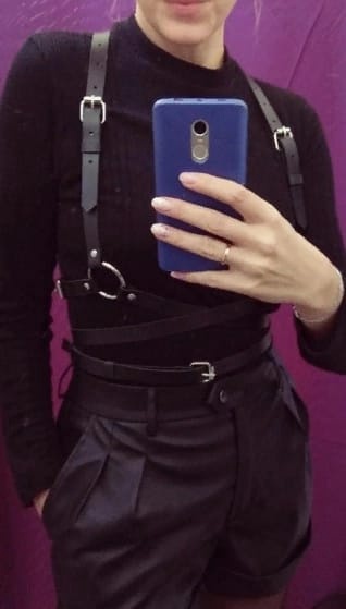 Классная штучка, на 46 села хорошо. Всё регулируется, настраивается. Мягкая, не воняет, к телу приятная. Красиво смотрится