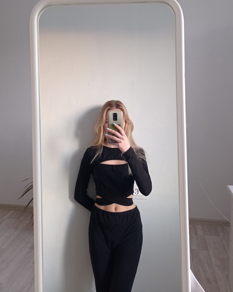 Отличный топ, приятный материал, всё качественно. Снимаю одну звезду, т.к. пришёл грязный (весь в белых полосах), не очень приятно и подпортило впечатление. А так, всем советую! 