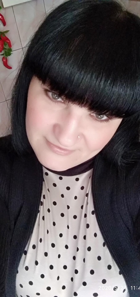 Крутая,буду заказывать ещё,но обратила внимание что если сверху что то надеть то трётся и на материале образуются катышки но с хорошей машинкой это не страшно,а так супер