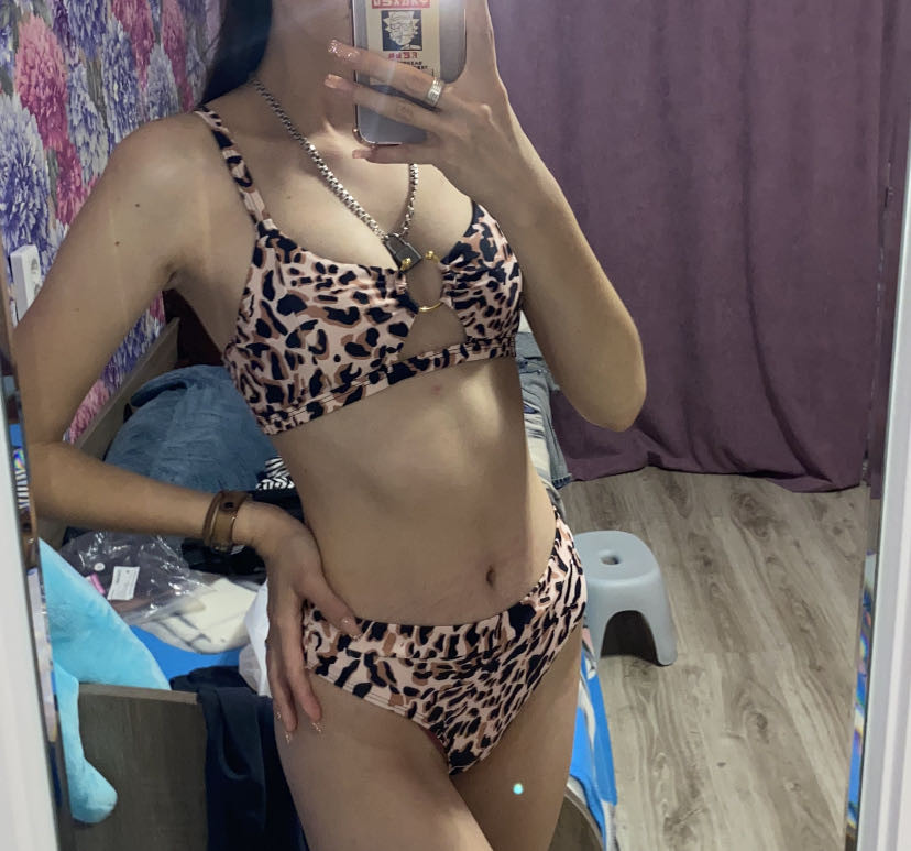 Купальник пришёл довольно быстро, запакован в прозрачный пакет, брала размер s подошёл идеально, никаких косяков нет, очень довольна покупкой 